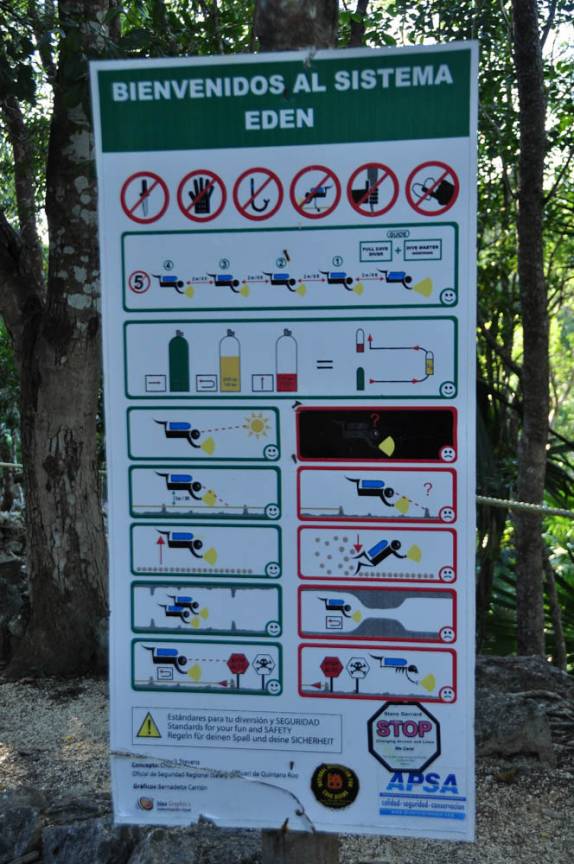 Placa de avisos no Cenote Jardin del Eden, em Tulum, na costa caribenha do Yucatán, no México